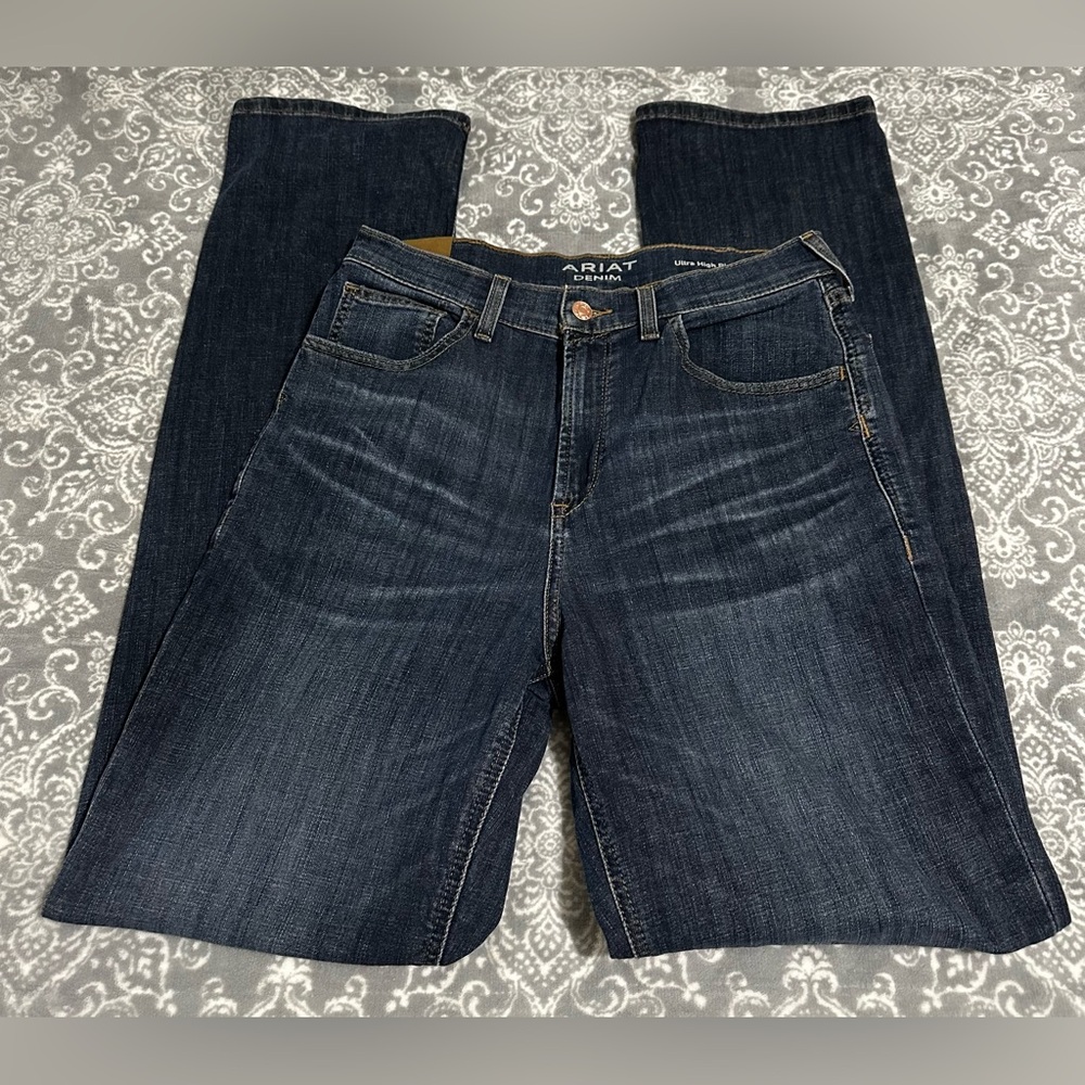 Women’s Ariat Jeans 30Long (sz 10 35 Inch Inseam. Relaxed Straight Leg Style